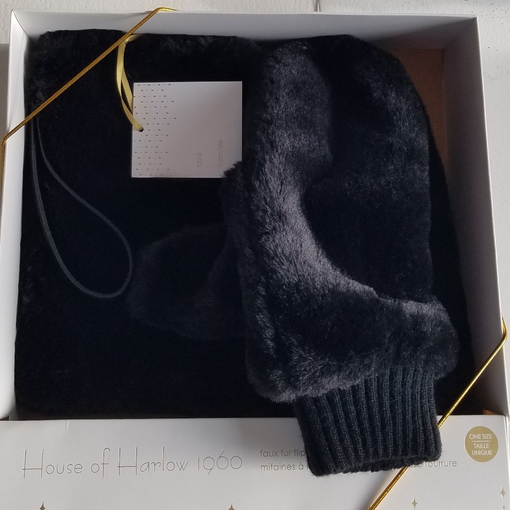 New NIB House of Harlow 1960 Faux Fur Flip top Mittens Wristlet Box Set One Siz